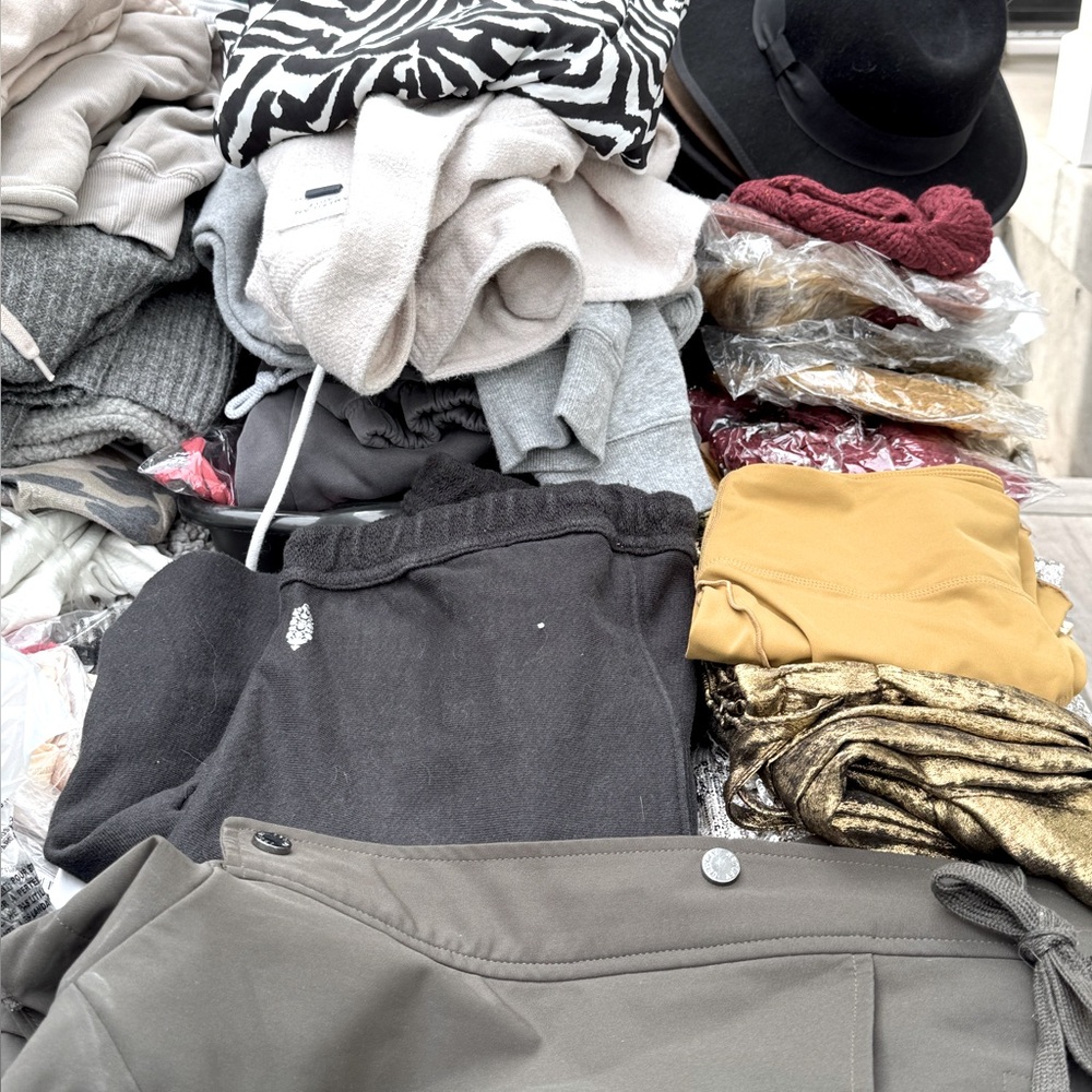5lb mystery women’s (XS-M) clothing box with extras! Closet update, resell, gift - Picture 4 of 10
